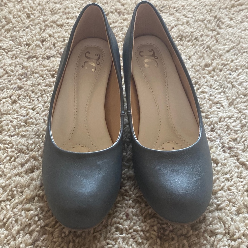 Grey pumps